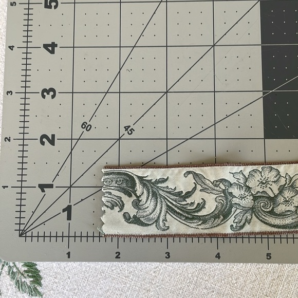 Very old tapestry/jacquard ribbon cream/ecru color w green floral motif, 1.5 yds - Picture 4 of 6